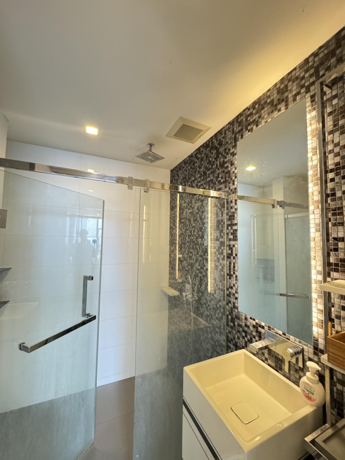 ให้เช่าคอนโดสาทร นราธิวาส : 03/04/2026, คอนโดหรู 50 ตรม. ใจกลางสาทร ใกล้ BTS สุรศักดิ์ 
พร้อมอยู่เพียง 25,000 บ./เดือน! สนใจรีบจองเลย! 0642748883