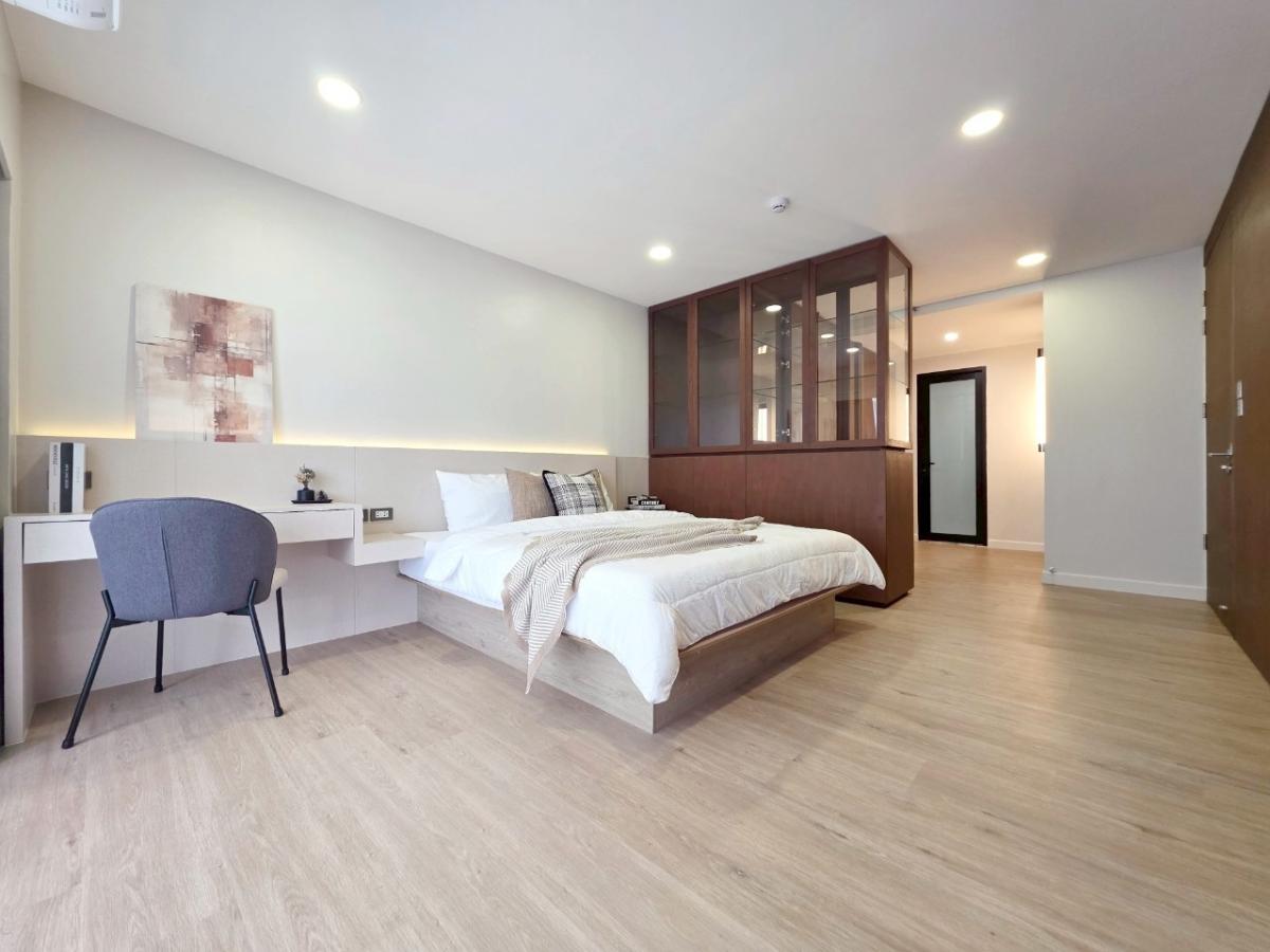 ให้เช่าคอนโดเชียงใหม่ : 03/04/2026, Luxury 1-Bed Condo 97 sqm @ Sathorn Park Place – BTS Lumpini 
Rent Now: 65,000 THB/Month – Spacious & Prime Location! 0642748883