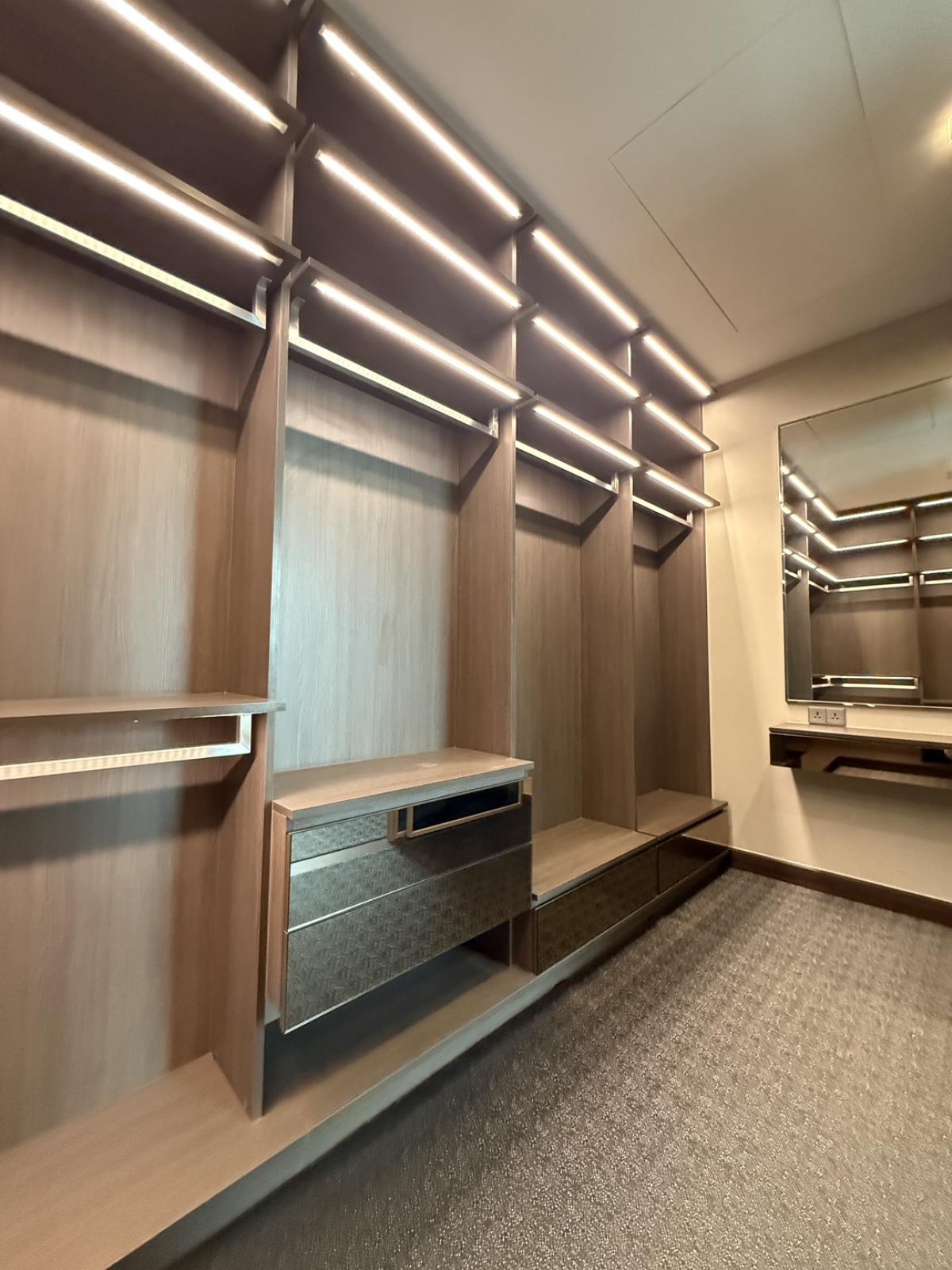 ให้เช่าคอนโดมีนบุรี-ร่มเกล้า : 03/04/2026, คอนโดหรู 2 ห้องนอน Q Sukhumvit 117 ตร.ม. ใจกลางเมือง 
เช่าเพียง 120,000 บ./ด. พร้อมสิ่งอำนวยความสะดวกล้ำสมัย! 0642748883