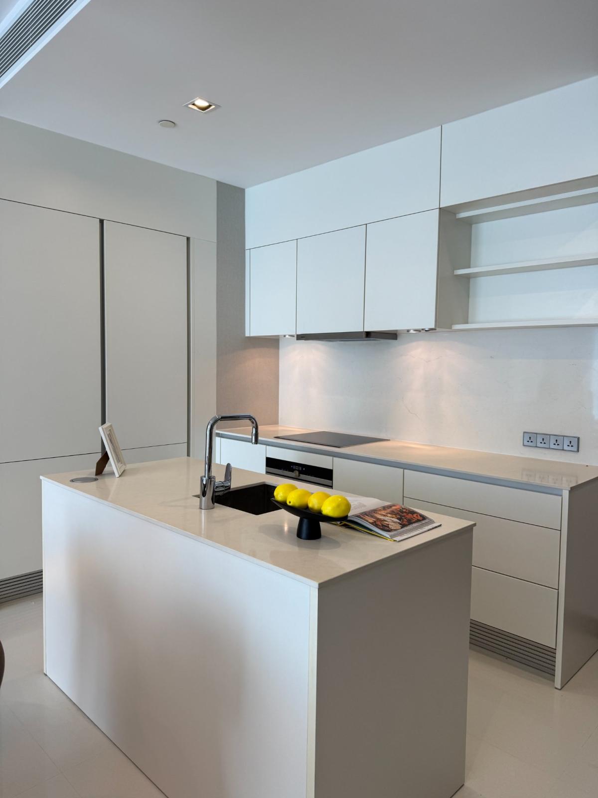 ให้เช่าคอนโดมีนบุรี-ร่มเกล้า : 03/04/2026, สุดหรู 2 ห้องนอนที่ Q Sukhumvit ใจกลางนานา 
เช่าเพียง 120,000 บ./ด. ขนาด 108 ตร.ม. พร้อมเข้าอยู่! 0642748883