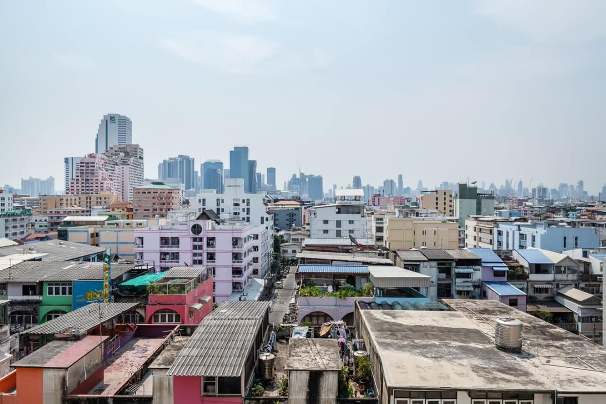 For RentCondoRatchadapisek, Huaikwang, Suttisan : For rent Baan Klang Krung Resort, prime location in Ratchada! Big room 63.5 sq m., near MRT Huai Khwang, only 17,900/month.