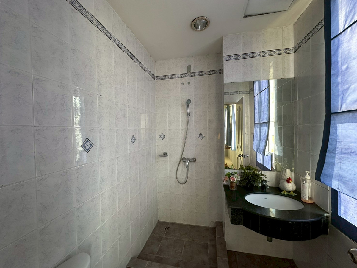 For SaleTownhomeSukhumvit, Asoke, Thonglor : Luxury townhouse in Thonglor area One of Bangkoks prime residential locations, suitable for families, executives, or foreigners who want to live in the heart of Sukhumvit. Large living space, complete functions, near BTS Thonglor. Community Mall restauran