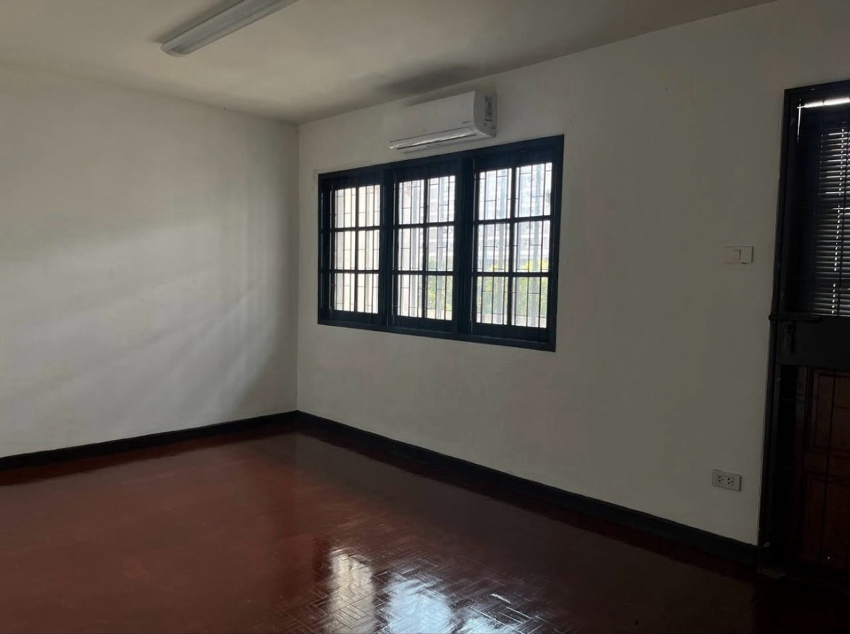 For RentHome OfficeRatchadapisek, Huaikwang, Suttisan : For rent‼️4-story townhome, completely renovated | Suitable for living / making an office / registering a company 🚇Location: Suthisan Road (near MRT Suthisan, can walk)