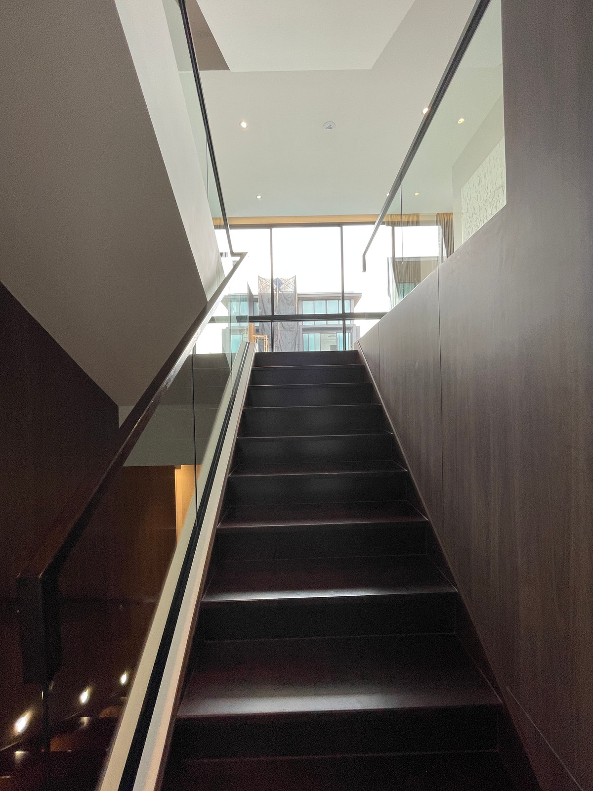 ขายบ้านเลียบทางด่วนรามอินทรา : "หนึ่งเดียวบนเลียบด่วน! Cira Residences บ้านเดี่ยว Ultra-Luxury 3.5 ชั้น พื้นที่ 845 ตร.ม. พร้อมสระว่ายน้ำส่วนตัว | ใกล้ทองหล่อ-พระราม 9 เพียงไม่กี่นาที (สังคมส่วนตัวเพียง 9 ยูนิต)"