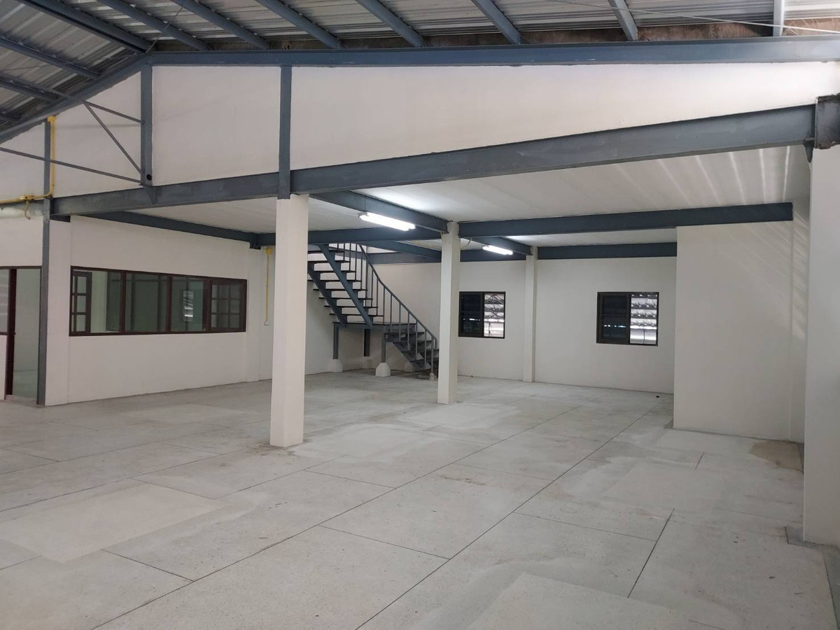 For RentWarehouseRathburana, Suksawat : Newly renovated warehouse for rent, Phutthabucha Road, Bang Mot, total usable area 1,870 sq m., large cars can enter and exit.