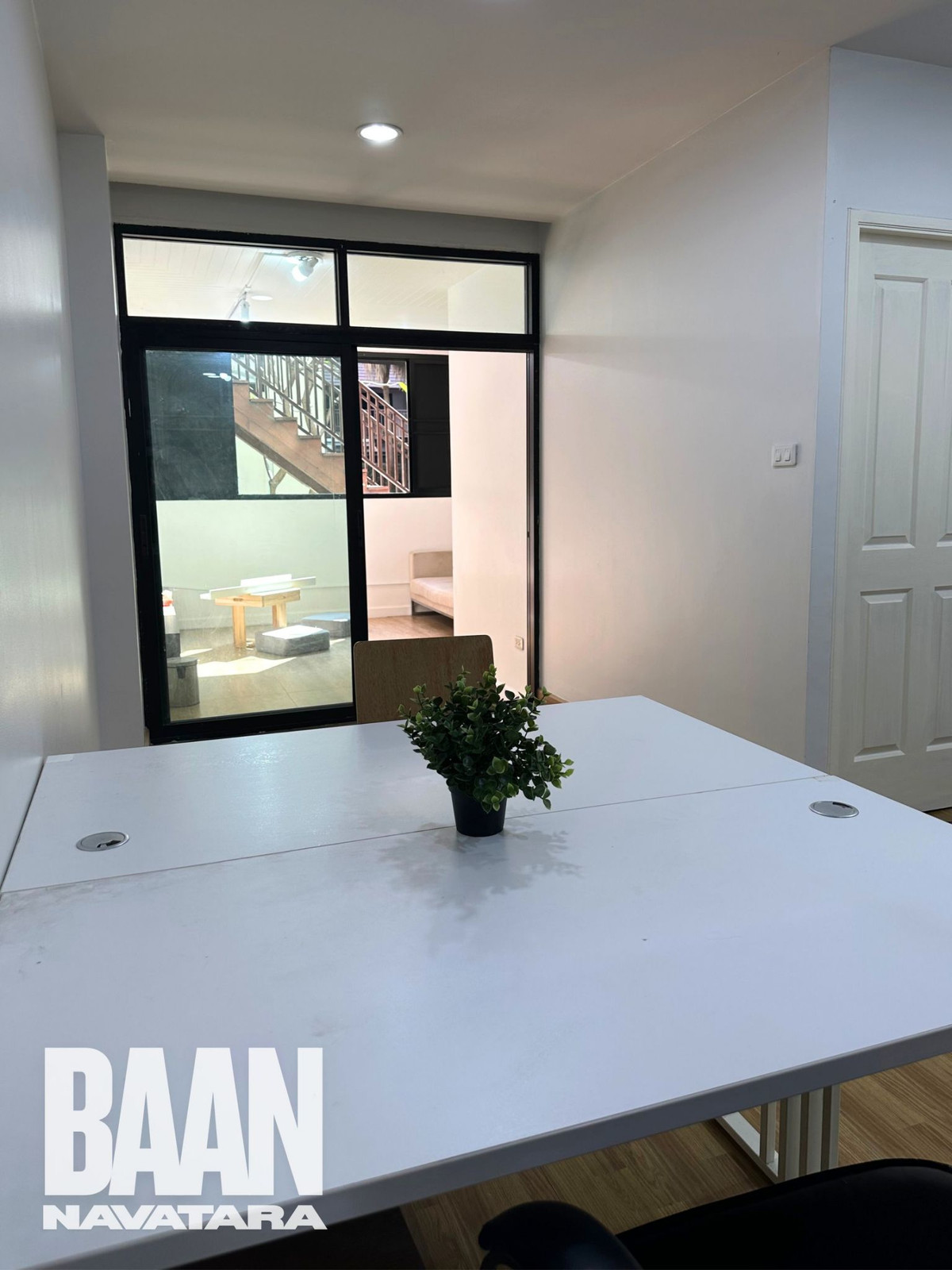 ให้เช่าคอนโดเกษตร นวมินทร์ ลาดปลาเค้า :  คอนโดบ้านนวธารา 61ตรม. ชั้น1 ห้องอยู่บริเวณหัวมุม เงียบสงบ  ถเข้าได้ 2 ทาง หน้าห้อง เข้าจากที่จอดรถ และ หลังห้อง ออกไปเป็นสระว่ายน้ำและ fitness