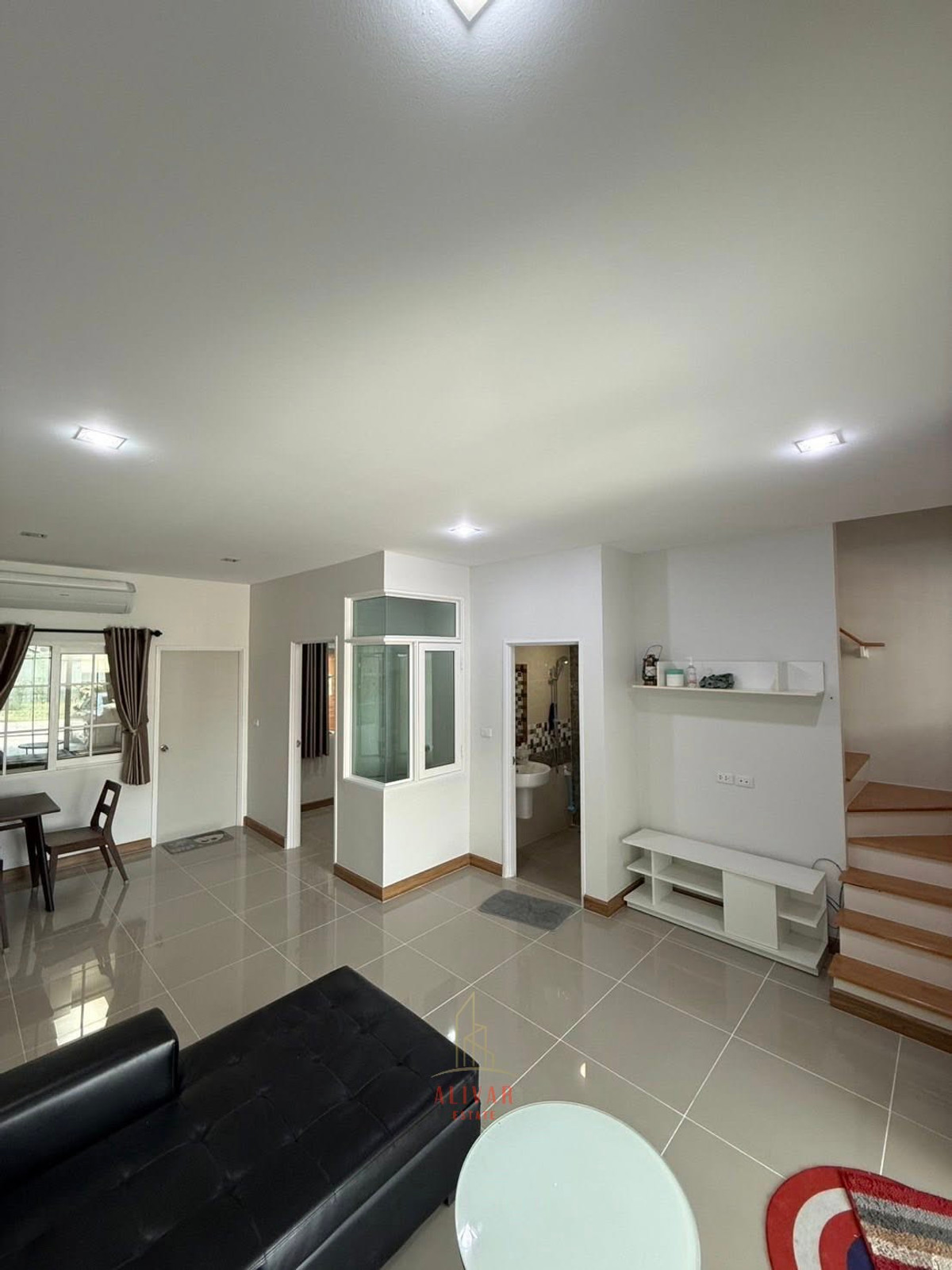 ให้เช่าทาวน์โฮมสมุทรปราการ สำโรง : RH040426 ให้เช่า ทาวน์โฮม 2 ชั้น รีโนเวทใหม่ 3 ห้องนอน หลังมุม at Golden Town Sukhumvit-Bearing BTS Station ใกล้ อิมพีเรียลเวิลด์ สำโรง เพียง 3 นาที