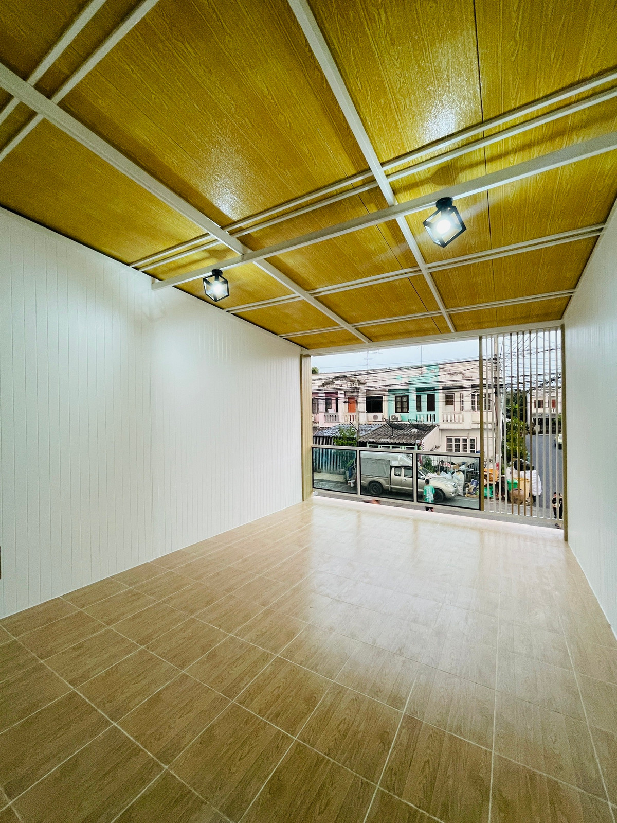 ขายทาวน์โฮมนนทบุรี บางใหญ่ บางบัวทอง : ขายทาวน์เฮ้าส์ร่มเงาไม้ วัดลาดปลาดุก หลังมุมติดถนนเมน 16 ตร.ว. ค้าขายได้ ฟรีโอน