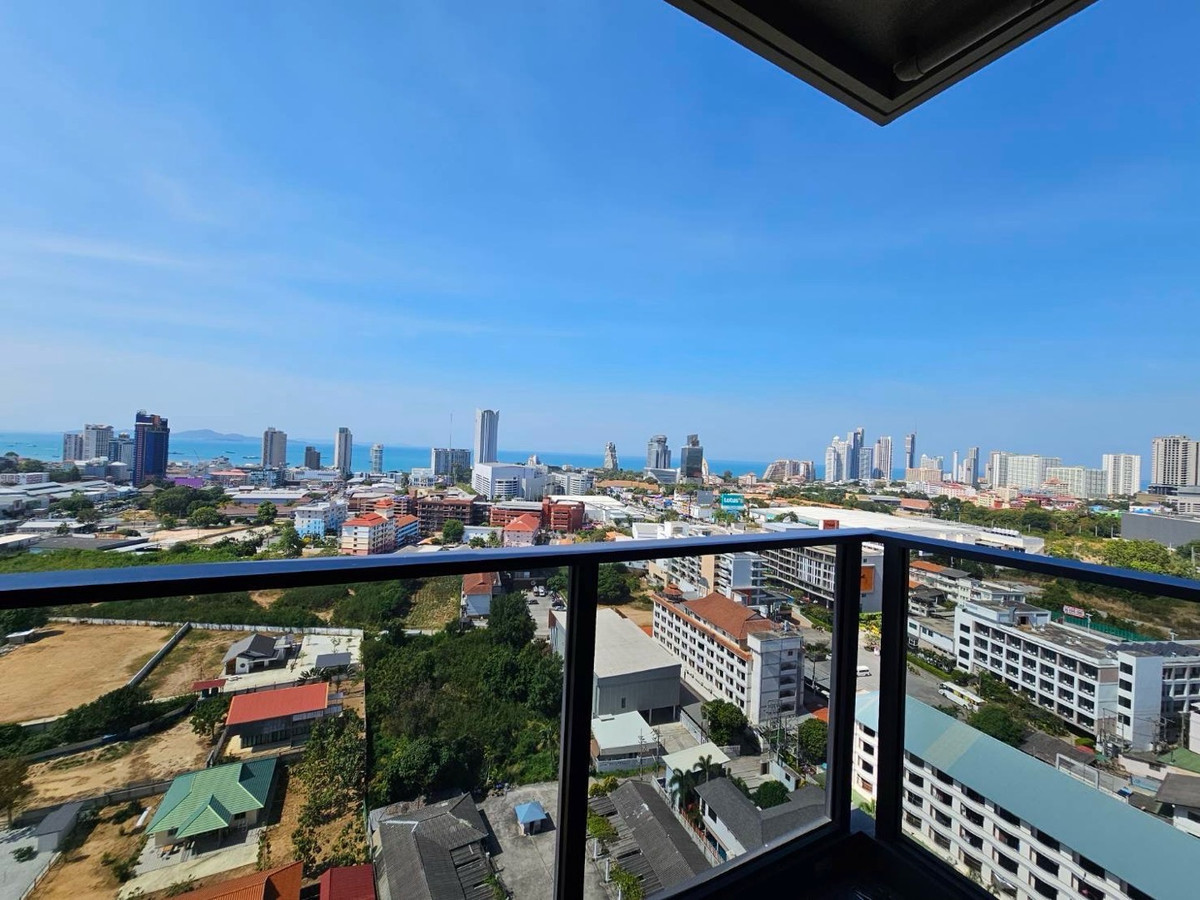 For RentCondoPattaya, Bangsaen, Chonburi : Condo for rent in the heart of Pattaya, corner room with sea view.