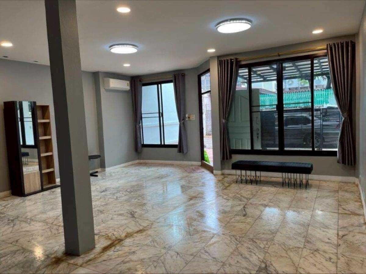 ให้เช่าทาวน์โฮมรัชดา ห้วยขวาง : ให้เช่า Townhome อยู่เจริญรัชดาซอย 3 🏜🎡🚆Yu Charoen Ratchada Soi 3 連棟別墅出租