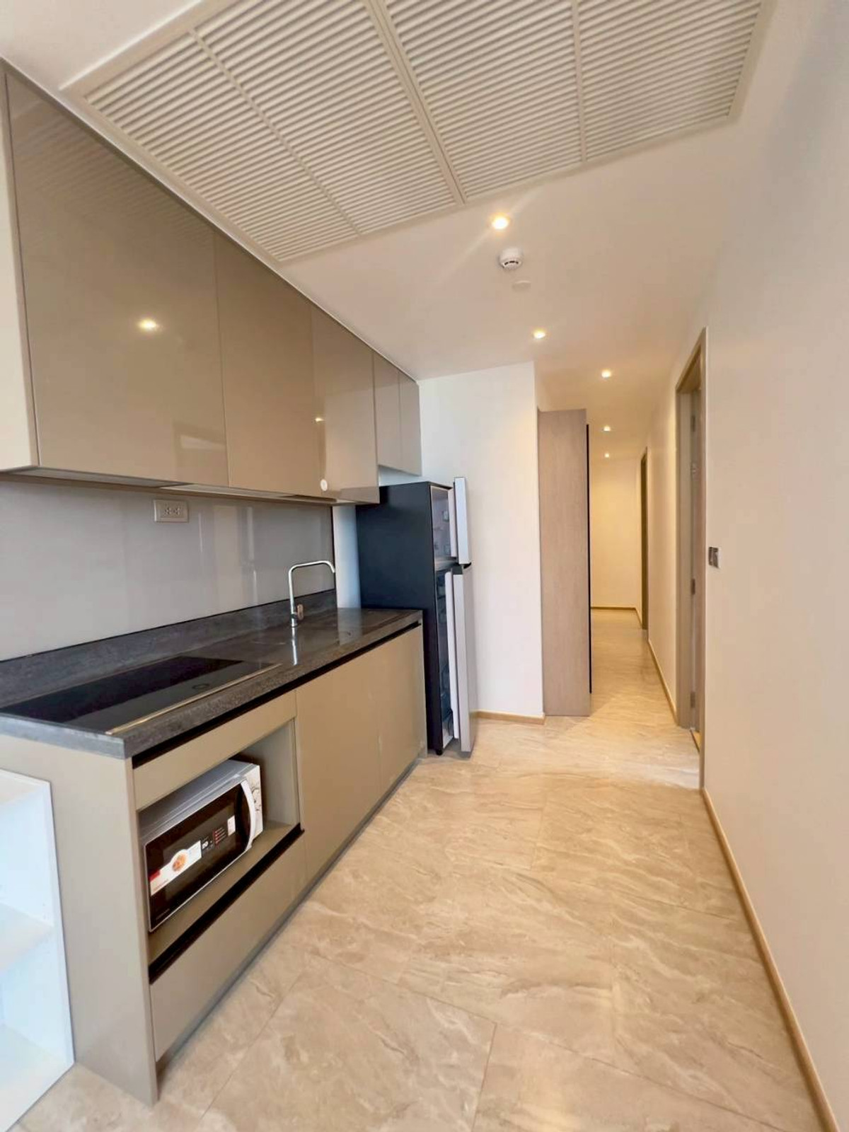 ให้เช่าคอนโดพระราม 9 เพชรบุรีตัดใหม่ RCA : ให้เช่าคอนโด Ashton Asoke - Rama 9 ตกแต่งครบครัน (S15-42577)