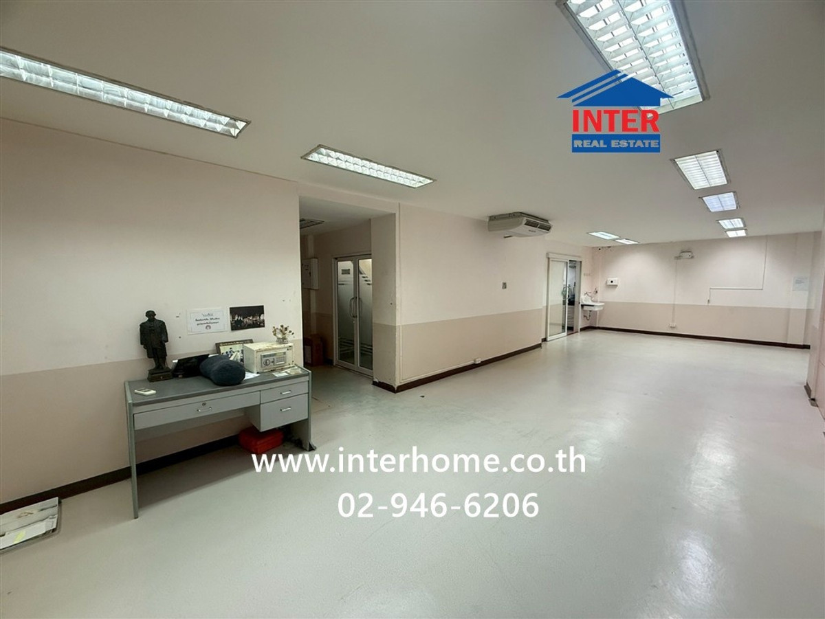 For RentOfficeChaengwatana, Muangthong : Office, 5 floors, 210 sq m, office for rent. Near Muang Thong Thani Bond Street Muang Thong Thani Road, Chaengwattana Road, Pak Kret, Nonthaburi
