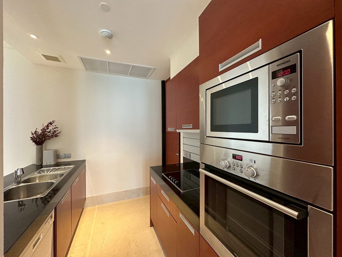 For RentCondoSathorn, Narathiwat : For Rent - Condo, Sathorn city view from the corner room. Large room in the heart of Sathorn, 120 sq m., walk to BTS St. Louis | The Infinity Sathorn