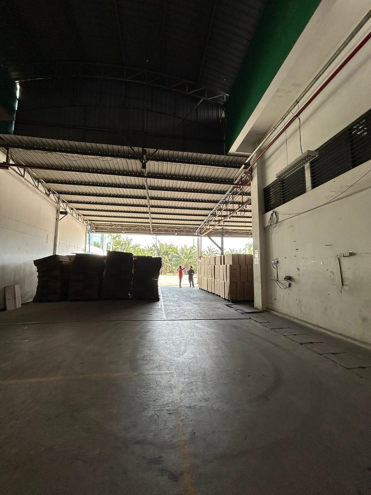 ให้เช่าโรงงานฉะเชิงเทรา : โรงงานให้เช่าใกล้นิคมเวลโกรว์ ถนนบางนาตราด กม.36 ขนาด 8,100ตรม. แบ่งเช่าได้ พื้นรับน้ำหนักได้ 3-4ตัน/ตรม. พื้นที่สีม่วงลาย