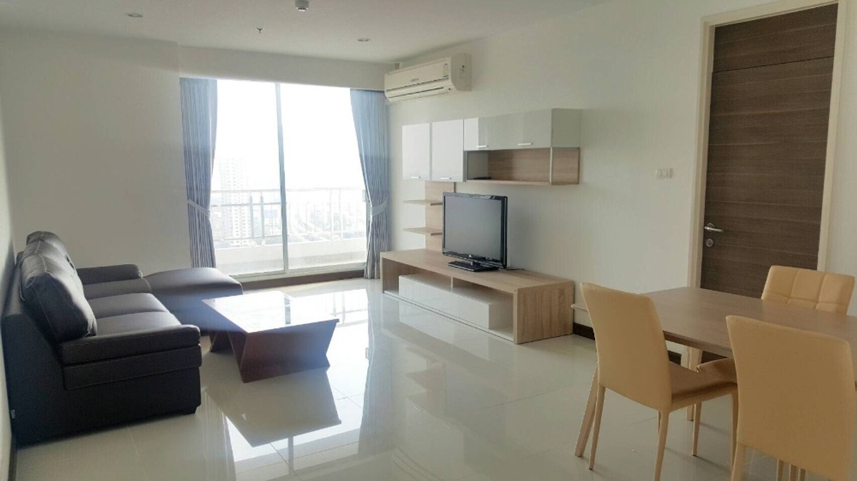 For RentCondoRama3 (Riverside),Satupadit : Condo location in Rama 3 area, near BTS Chong Nonsi, room on high floor, beautiful view, good room position. Next to the penthouse This is the top view position of the building, providing high privacy.