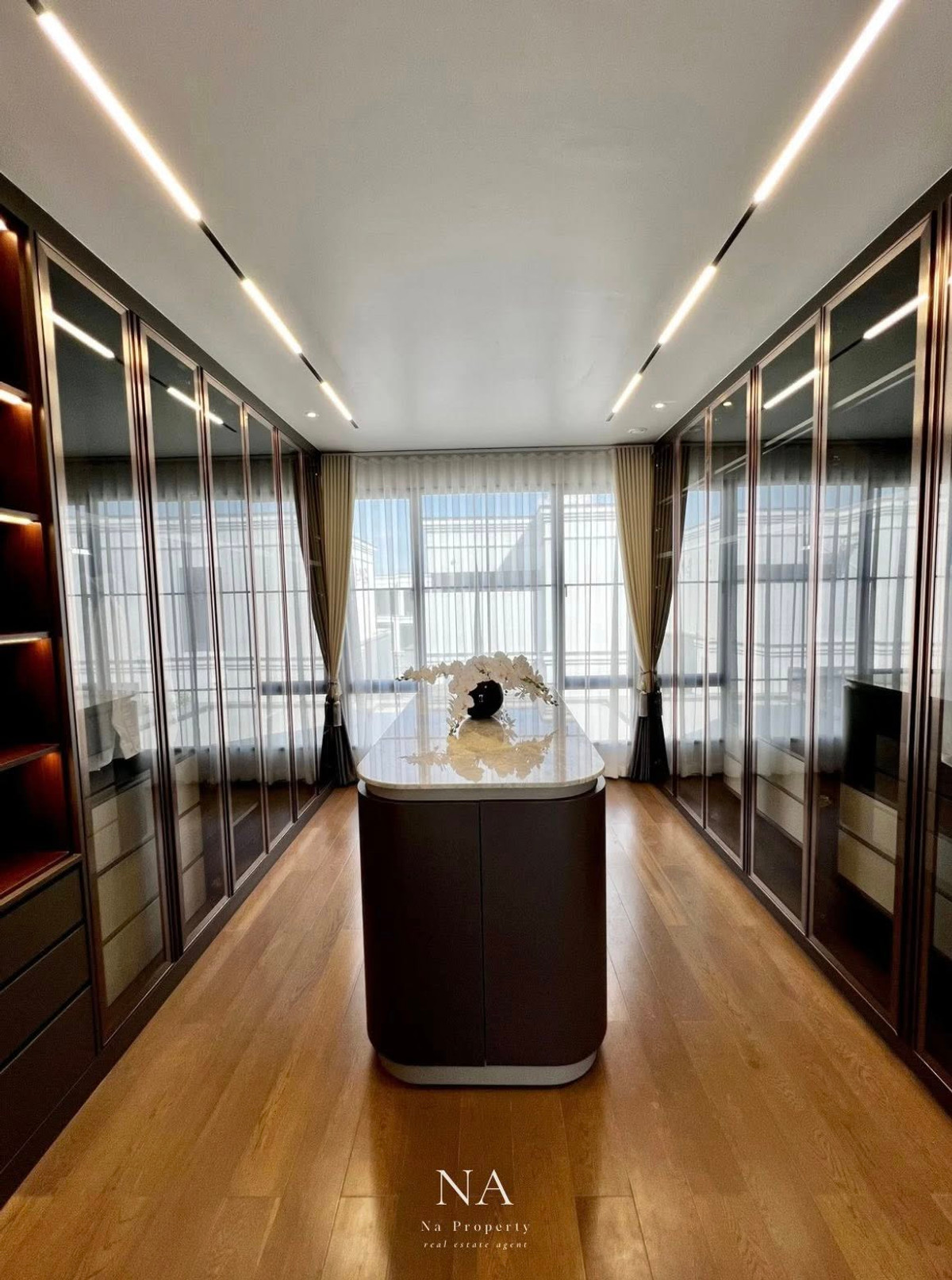 บ้านพัฒนาการ ศรีนครินทร์ : House for rent: Malton Gates new Krungthep Kreetha, 250,000 THB. 5 bedrooms, 6 bathrooms, 544 sq m usable area, 107.7 sq wah land area. Near Rama 9, Pattanakarn, Suan Luang, Srinakarin, Bang Na, Suvarnabhumi Airport, Ramkhamhaeng, Ploenchit, Sukhumvit.