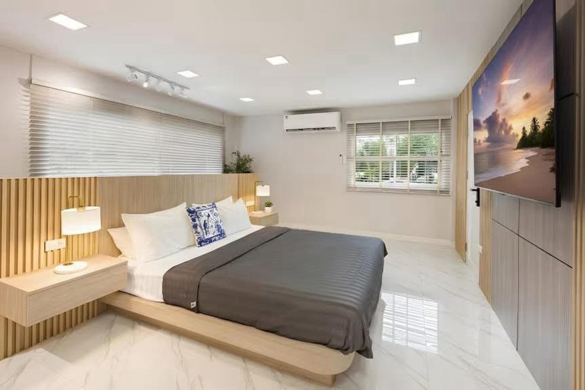 ให้เช่าบ้านรัชดา ห้วยขวาง : ปล่อยเช่าบ้าน 2 ชั้น หลังมุม ขนาด 36 ตรว. 300 ตรางเมตร ซอยรัชดา 18 บ้านสวยตกแต่งใหม่ เฟอร์นิเจอร์ครบพร้อมอยู่ ในหมู่บ้าน ปลอดภัยไม่มีโจร เพื่อนบ้านดีไม่มีปัญหา จอดรถหน้าบ้านได้ 1-2 คัน
