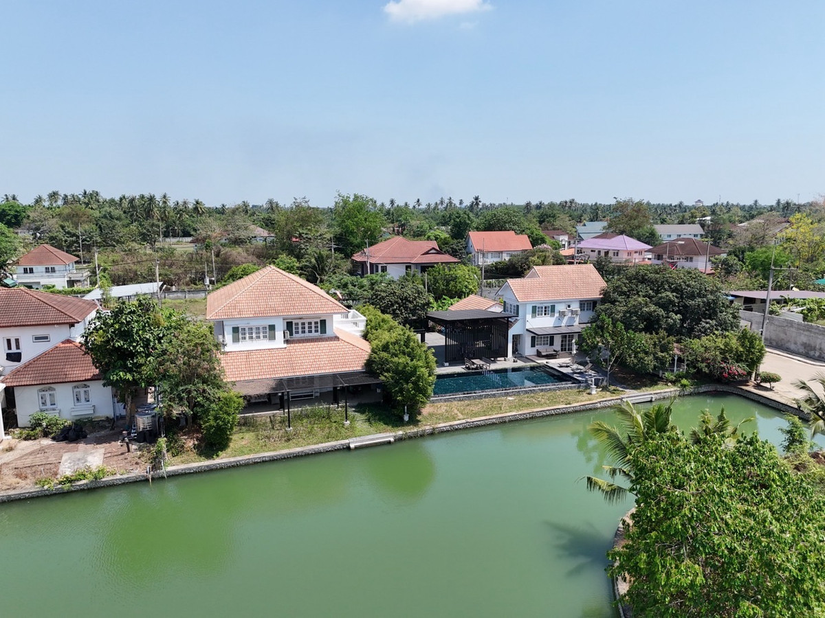 ขายบ้านพุทธมณฑล ศาลายา : 🏡 ขาย บ้านเดี่ยว 2 หลัง บนที่ดิน 365 ตร.ว. ติดทะเลสาบ วิวเชื่อมแม่น้ำท่าจีน | กฤษดา มานีน่า 27 ศาลายา พร้อมสระว่ายน้ำส่วนตัว