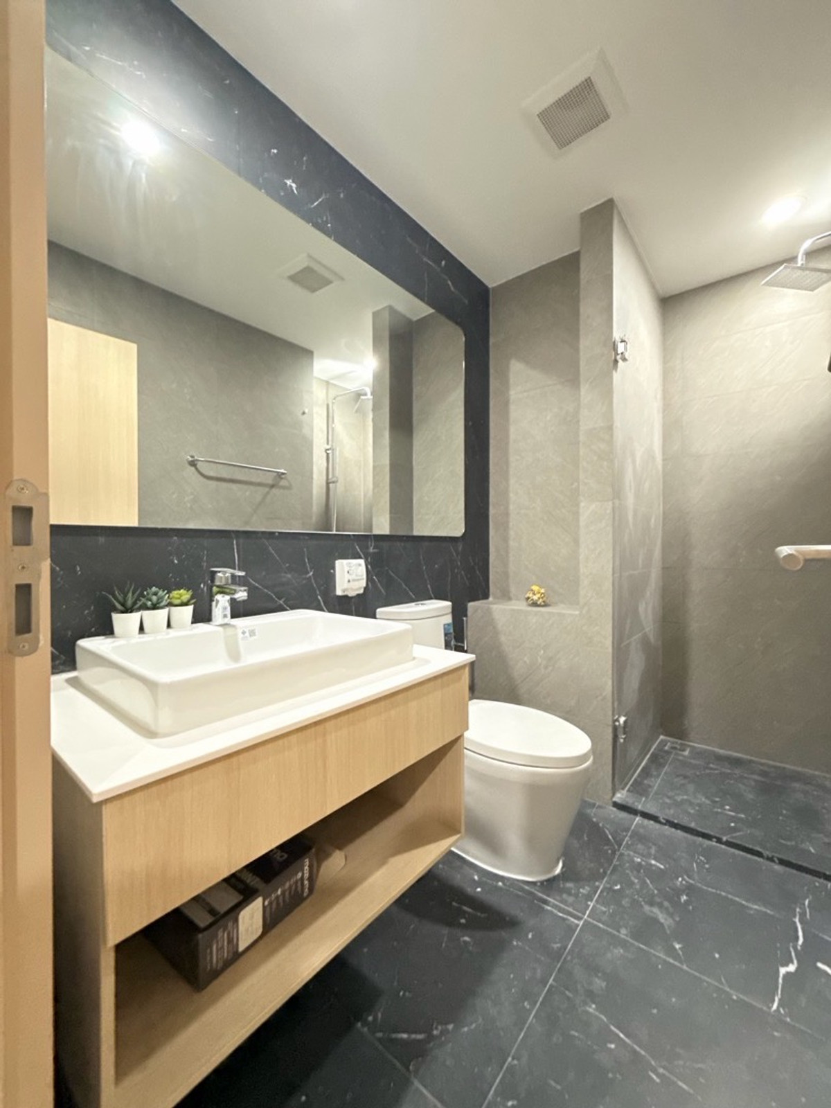 ให้เช่าคอนโดอ่อนนุช อุดมสุข : 🚨Skyrise Avenue สุขุมวิท 64
ห้องใหม่ | แต่งสวย | พร้อมอยู่ ✅
ตรงข้ามตึกทรู ดิจิตอล เพียง 14,000.-/เดือน
(รับ Co-Ag.)