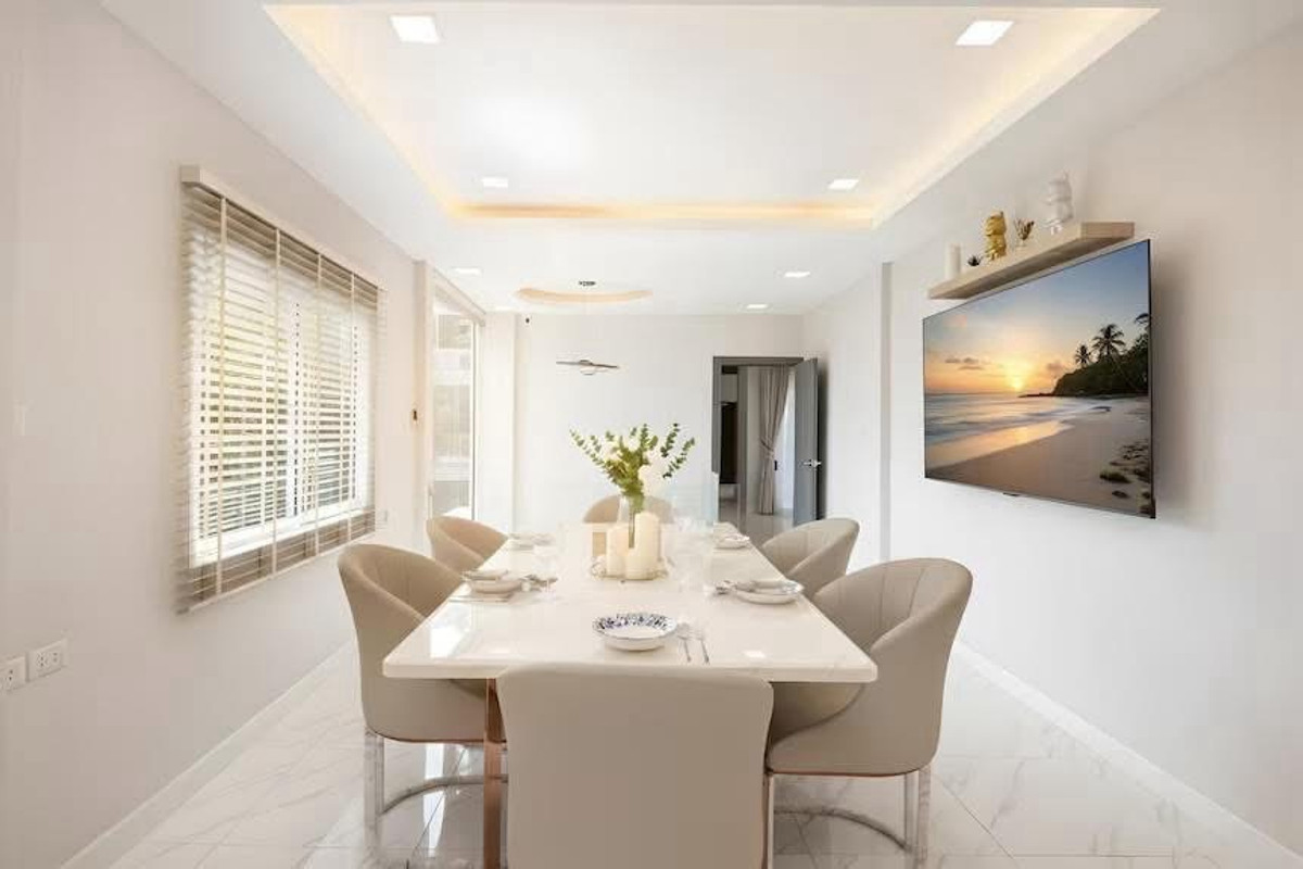 ให้เช่าบ้านรัชดา ห้วยขวาง : ปล่อยเช่าบ้าน 2 ชั้น หลังมุม ขนาด 36 ตรว. 300 ตรางเมตร ซอยรัชดา 18 บ้านสวยตกแต่งใหม่ เฟอร์นิเจอร์ครบพร้อมอยู่ ในหมู่บ้าน ปลอดภัยไม่มีโจร เพื่อนบ้านดีไม่มีปัญหา จอดรถหน้าบ้านได้ 1-2 คัน
