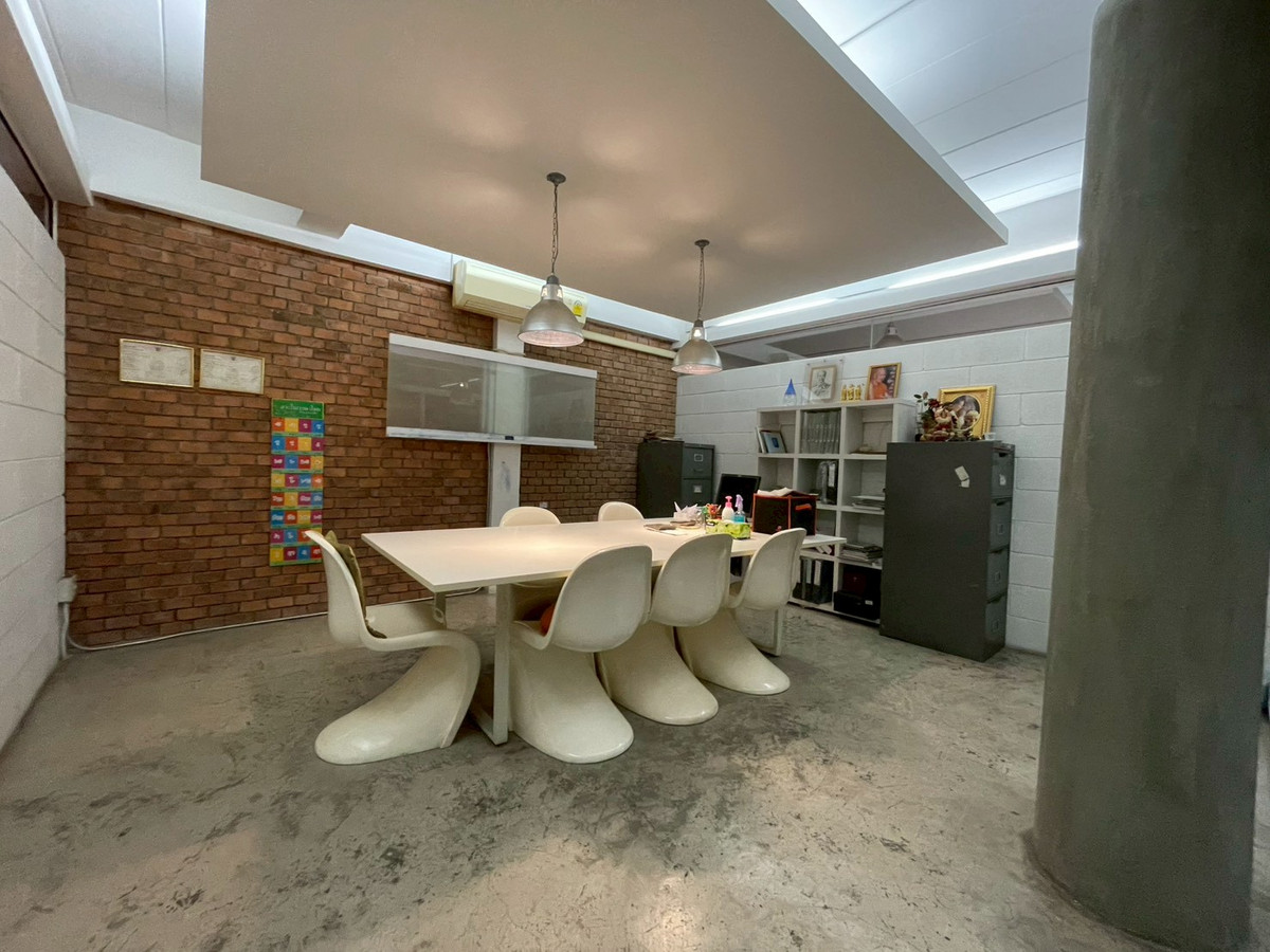 ให้เช่าอาคารพาณิชย์พัฒนาการ ศรีนครินทร์ : ให้เช่าอาคารพาณิชย์ 2 คูหา ตึกมุม ริมถนนพัฒนาการ ใกล้ซอยพัฒนาการ 30 (ซอยหมู่บ้านปัญญา)  อาคารพาณิชย์ขนาดใหญ่ เหมาะสำหรับทำสำนักงาน คลินิก สถาบันการศึกษา โชว์รูม หรือธุรกิจหลากหลายประเภท ทำเลติดถนนใหญ่ เดินทางสะดวก