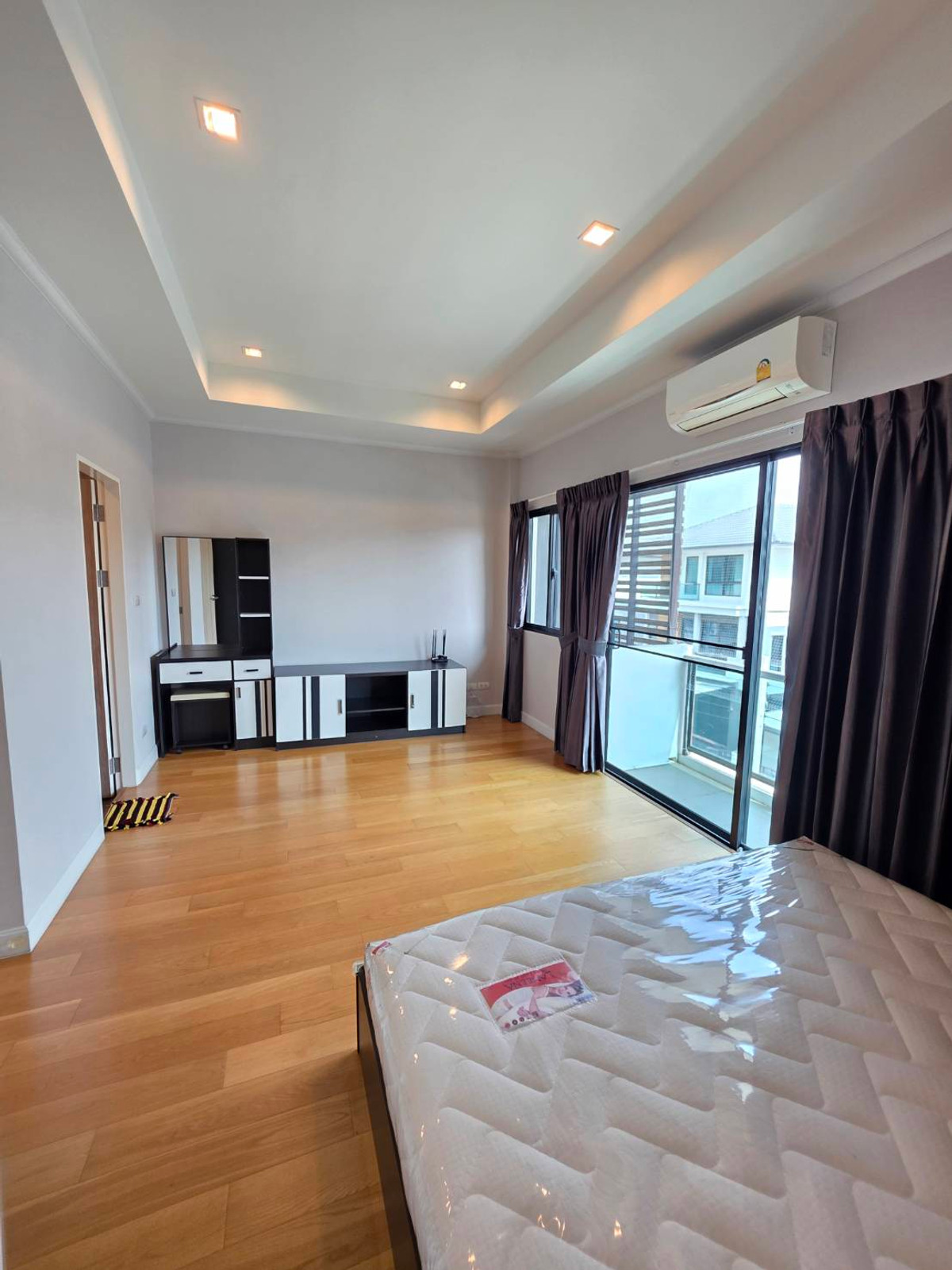 ขายบ้านลาดกระบัง สุวรรณภูมิ : ขายบ้านแฝด 3ชั้น สภาพบ้านใหม่มากๆ เจ้าของตกแต่งเสร็จแทบจะไม่ได้ใช้เลย 