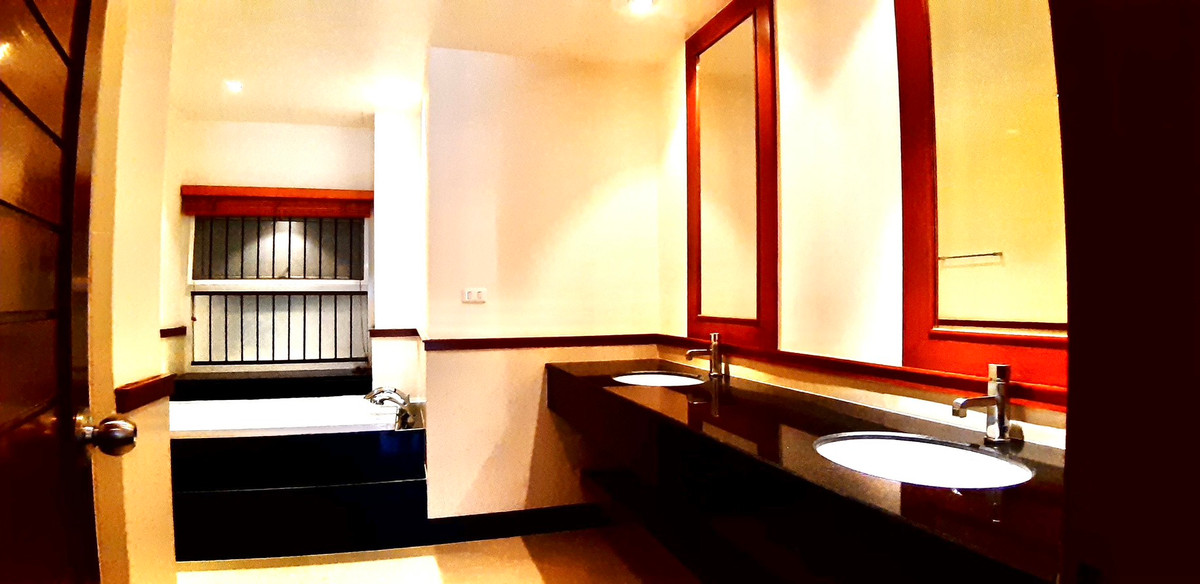 ให้เช่าคอนโดสาทร นราธิวาส : ให้เช่า คอนโด 3 ห้องนอน 200 ตร.ม.  Pet Friendly  ใกล้ BTS ช่องนนทรี  