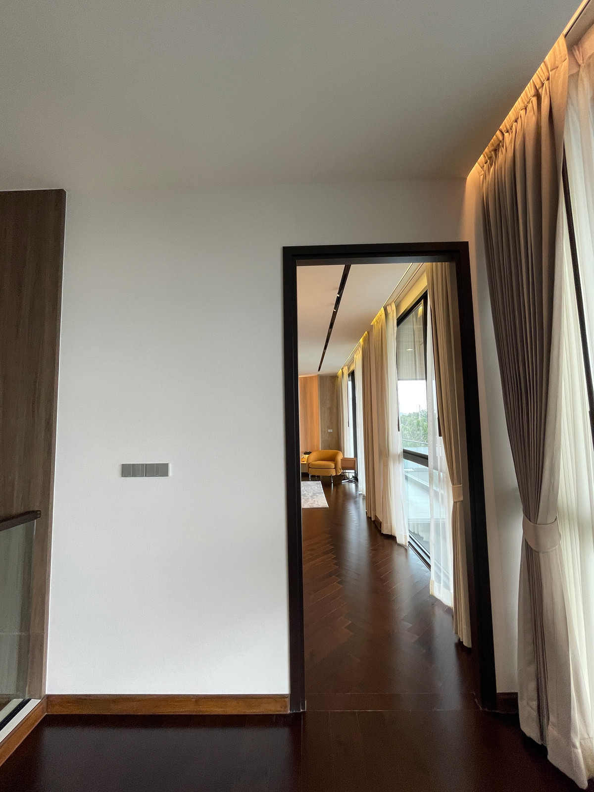 ขายบ้านเลียบทางด่วนรามอินทรา : "หนึ่งเดียวบนเลียบด่วน! Cira Residences บ้านเดี่ยว Ultra-Luxury 3.5 ชั้น พื้นที่ 845 ตร.ม. พร้อมสระว่ายน้ำส่วนตัว | ใกล้ทองหล่อ-พระราม 9 เพียงไม่กี่นาที (สังคมส่วนตัวเพียง 9 ยูนิต)"