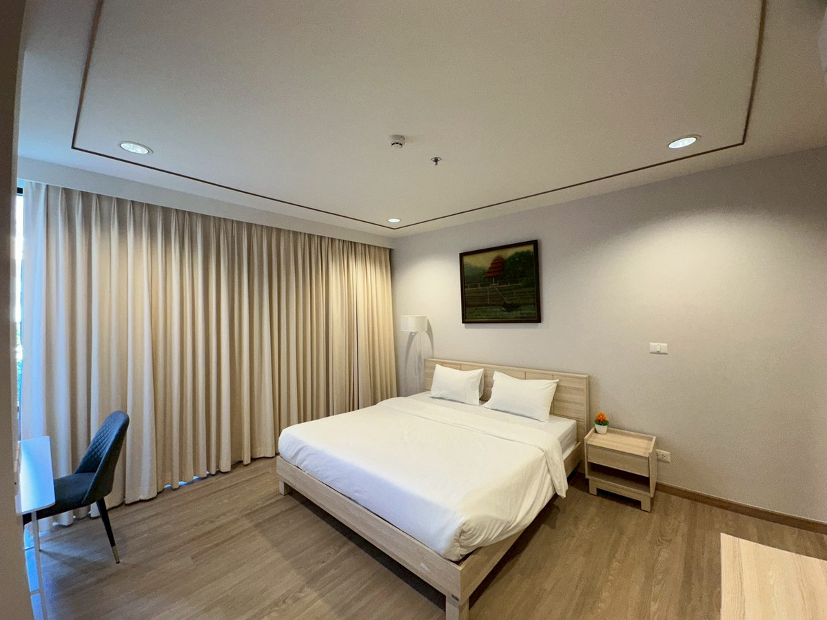 For RentSathorn, Narathiwat : Spacious 2-Bedroom, large room in Sathorn area. In the heart of Bangkoks business district / Unit 125 Sq.m. Near BTS St.Louis, convenient travel, close to the BTS and surrounded by office buildings, restaurants, hospitals and complete amenities.
