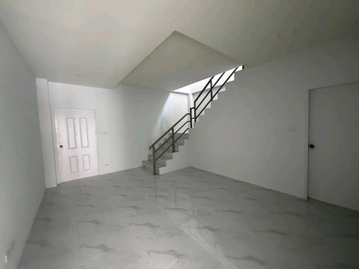 For RentWarehouseEakachai, Bang Bon : ✨ Close to community areas, easy to find labor, convenient travel, supports a variety of businesses.