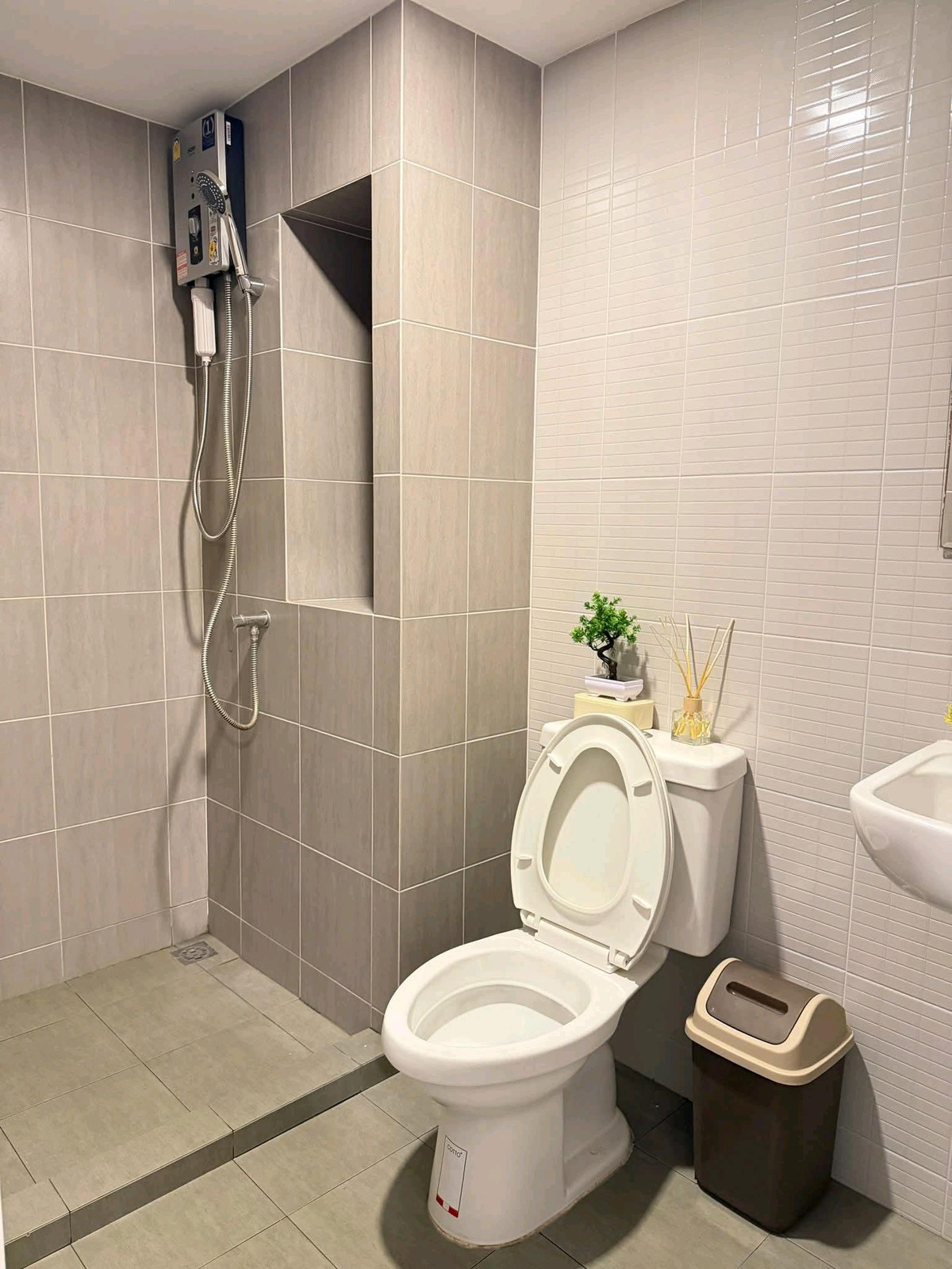 For RentCondoSamut Prakan,Samrong : ✨ Beautiful room, high floor, open view, ready to move in, very good price, good location, convenient travel 🚝 near MRT Thipwan / BTS Samrong.