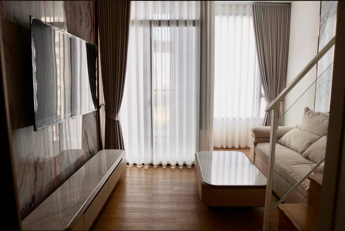 ให้เช่าคอนโดพระราม 9 เพชรบุรีตัดใหม่ RCA : ✨ Duplex หรู ใจกลางพระราม 9
แต่งครบ พร้อมอยู่ ฟีลโรงแรม 5 ดาว ✨

📍 Landmark @ MRTA พระราม 9
ทำเลศักยภาพ ใกล้ทุกไลฟ์สไตล์