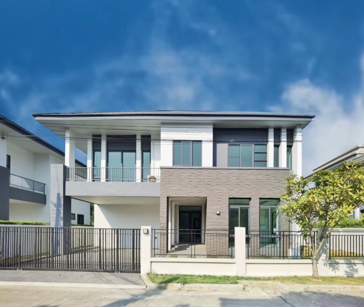 ขายบ้านนนทบุรี บางใหญ่ บางบัวทอง : [ขายขาดทุน 3 ล้าน!] บ้านเดี่ยวหลังใหญ่ ซื่อตรง พรีเมี่ยม บางบัวทอง-340 สภาพมือหนึ่ง 106 ตร.ว. ใกล้เซ็นทรัลเวสต์เกต คุ้มที่สุดในย่าน! 