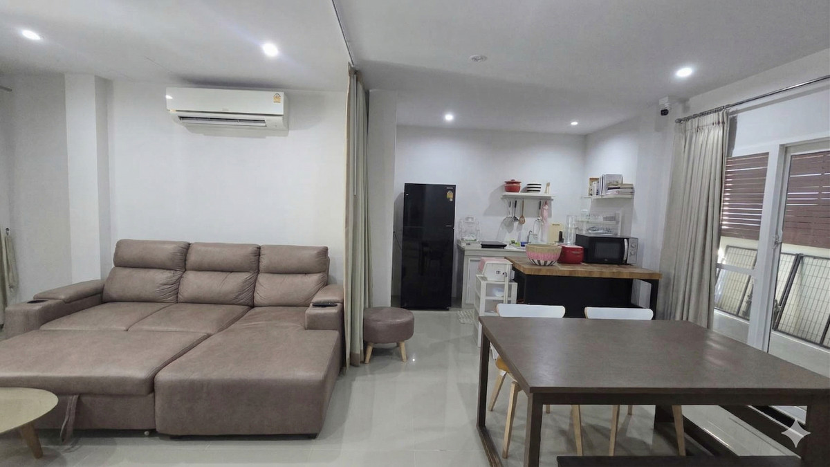 For SaleTownhomeSamut Prakan,Samrong : 2-story townhome for sale, corner unit | Lower than actual cost. Hurry before it sells out! Supalai Ville Bangna-Wongwaen Project (Supalai Ville Bangna-Wongwaen), Bang Phli, Samut Prakan. Corner house + area next to the house. Get the feel of a single hou