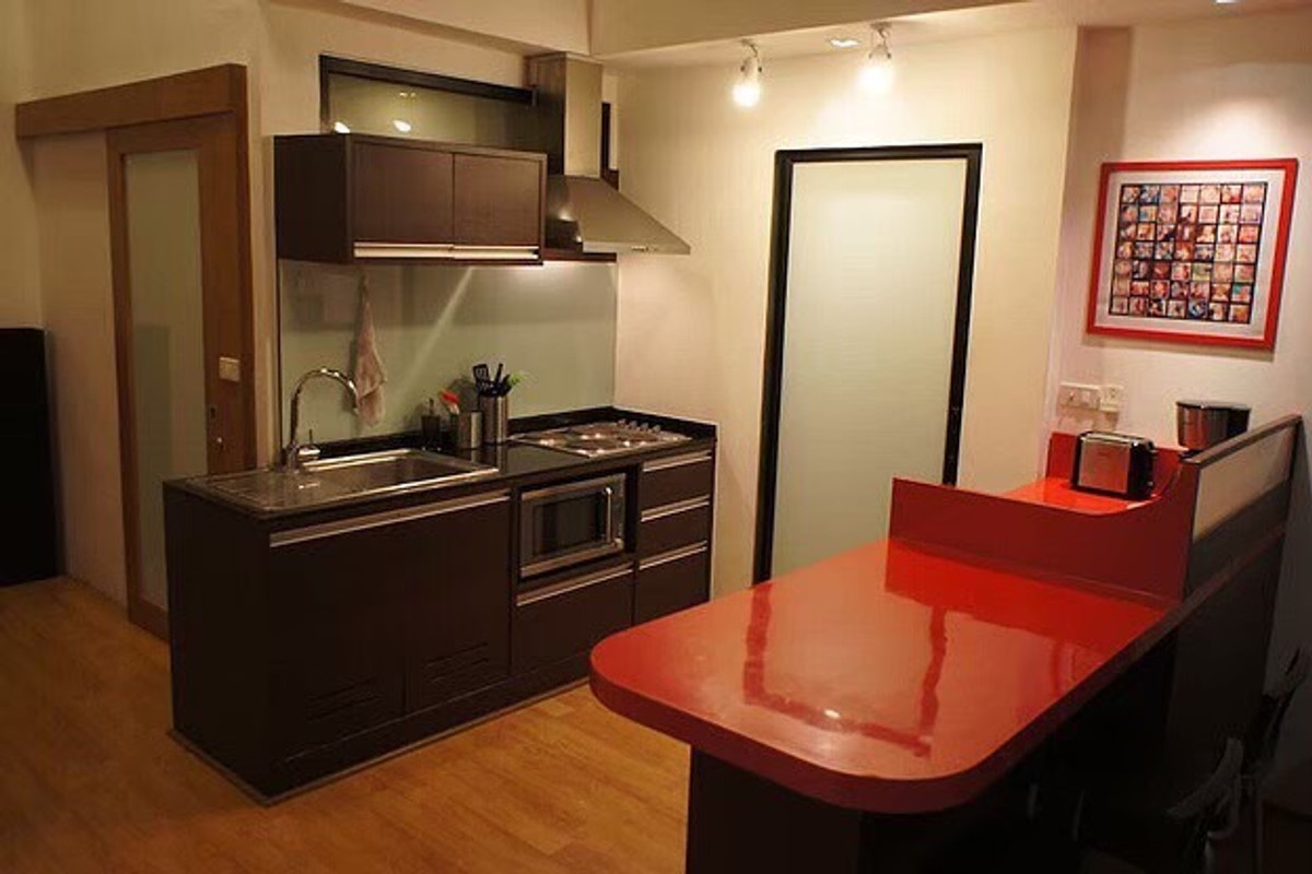 For RentCondoSukhumvit, Asoke, Thonglor : Urgently available room for rent: Young Place, Soi Prasarnmit (Sukhumvit 23). If interested in negotiating the price, add Line @condo168 (with @ in front as well)