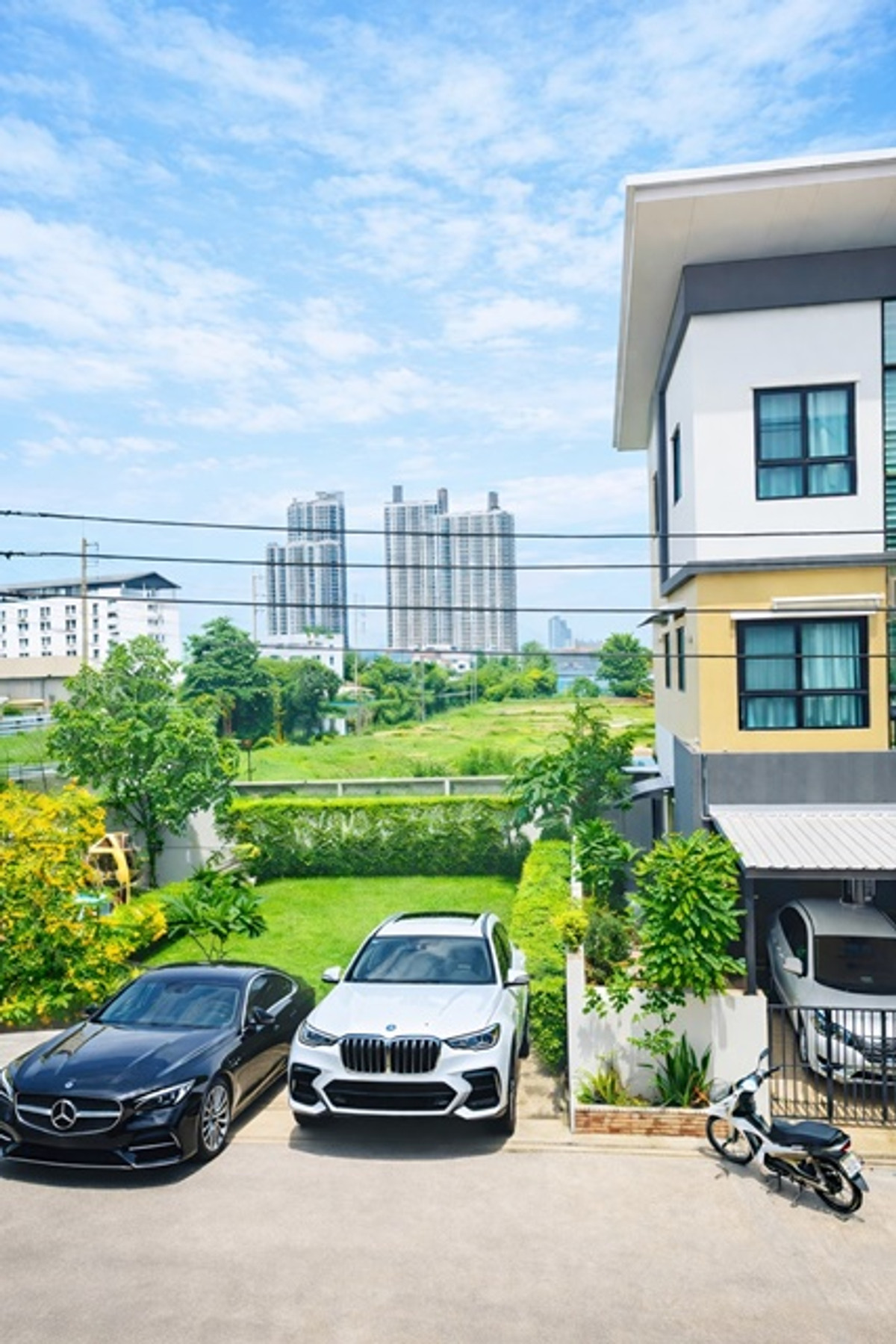 For RentTownhomeBangna, Bearing, Lasalle : BTS Samrong 1km. 4bed 3bath townhome BTS Bearing 20sq.wa. 240sq.m. new 3story house Imperial World