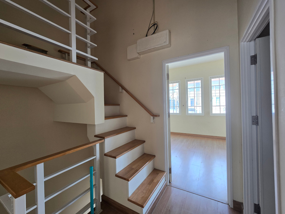 ขายทาวน์โฮมลาดกระบัง สุวรรณภูมิ : ขายด่วนทาวน์เฮ้าส์ 2 ชั้น โกลเด้น ทาวน์ บางนา - สวนหลวง 21.2ตร.วา