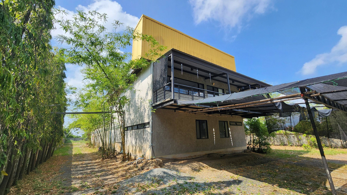 For RentWarehouseBangna, Bearing, Lasalle : Warehouse with office, 2 floors, good location, needs additional decorations, for rent in Bang Bo-Bang Phli area, near The Vintage Club.