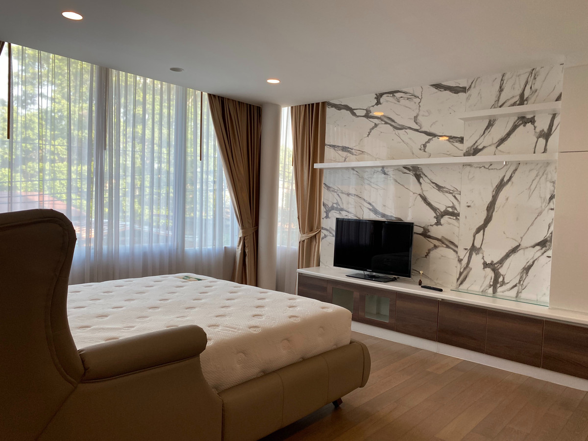 HouseSapankwai,Jatujak : [FOR RENT AND SELL] I-nine Inthamara 9 for sale and rent, 3-story detached house, I-nine project, Soi Inthamara 9, house style, 3 bedrooms, 5 bathrooms, size 39 sq m., usable area 302 sq m., near BTS Saphan Khwai Station, only 1 km., with parking for 3 ca