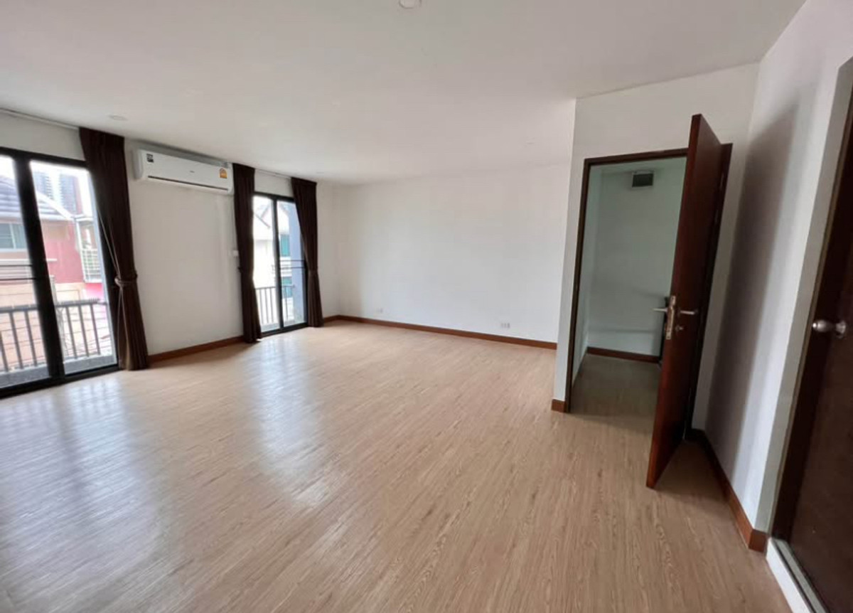 For RentTownhomeChaengwatana, Muangthong : Townhome/home office for rent Premium Golf Village, Muang Thong Thani, near IMPACT and Central Chaengwattana.