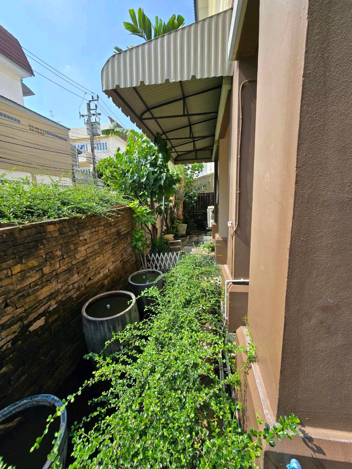 For SaleTownhomeLadprao101, Happy Land, The Mall Bang Kapi : Townhome - Saran Phruek Ladprao 130, 1 BR Available for Sale, Corner Unit, Near MRT Yellow Line : Lat Phrao 101