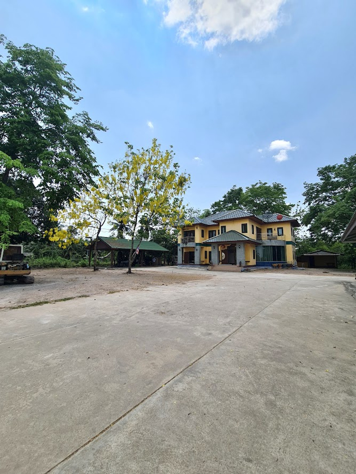 For SaleLandNakhon Pathom : Land for sale in Nakhon Pathom, Sam Phran District, with buildings, total area 6-3-79 rai, near Phetkasem Road.