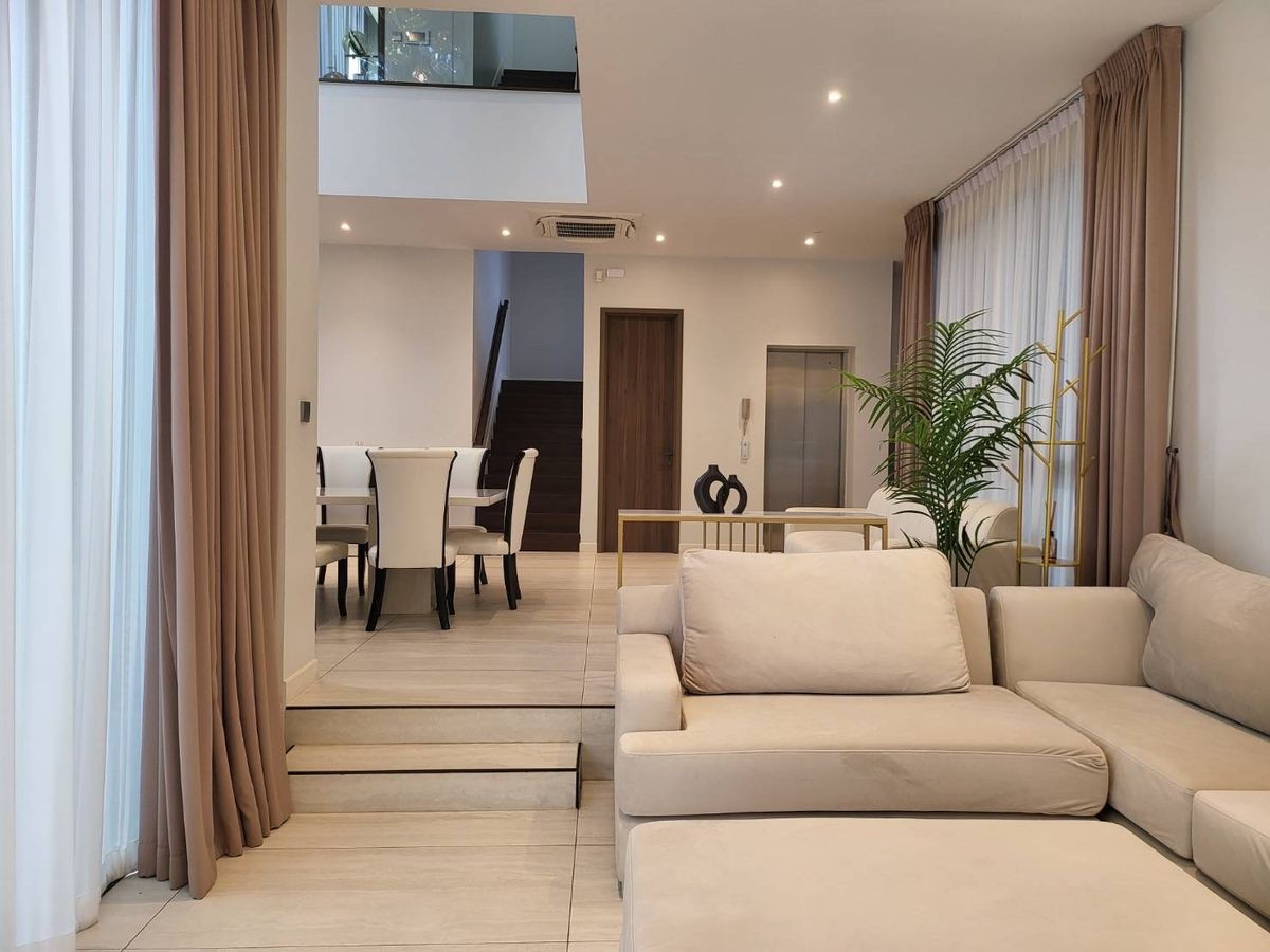 For RentHousePattanakan, Srinakarin : For rent: Bugaan krungthep kreetha, 3-storey detached house, modern luxury, with elevator, swimming pool view.