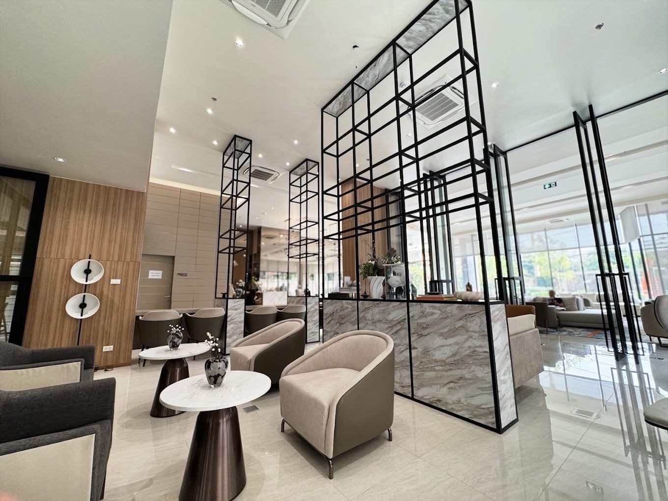 ให้เช่าคอนโดวงเวียนใหญ่ เจริญนคร : 🏙 Duplex เพดานสูง 4.4 ม. | ชั้น 17 วิวดี | พร้อมเข้าอยู่

🌊 ณ รีวา เจริญนคร (Na Reva Charoennakhon)
คอนโดดีไซน์โปร่ง โล่ง แยกสัดส่วนชัดเจน อยู่สบาย บรรยากาศเงียบสงบ