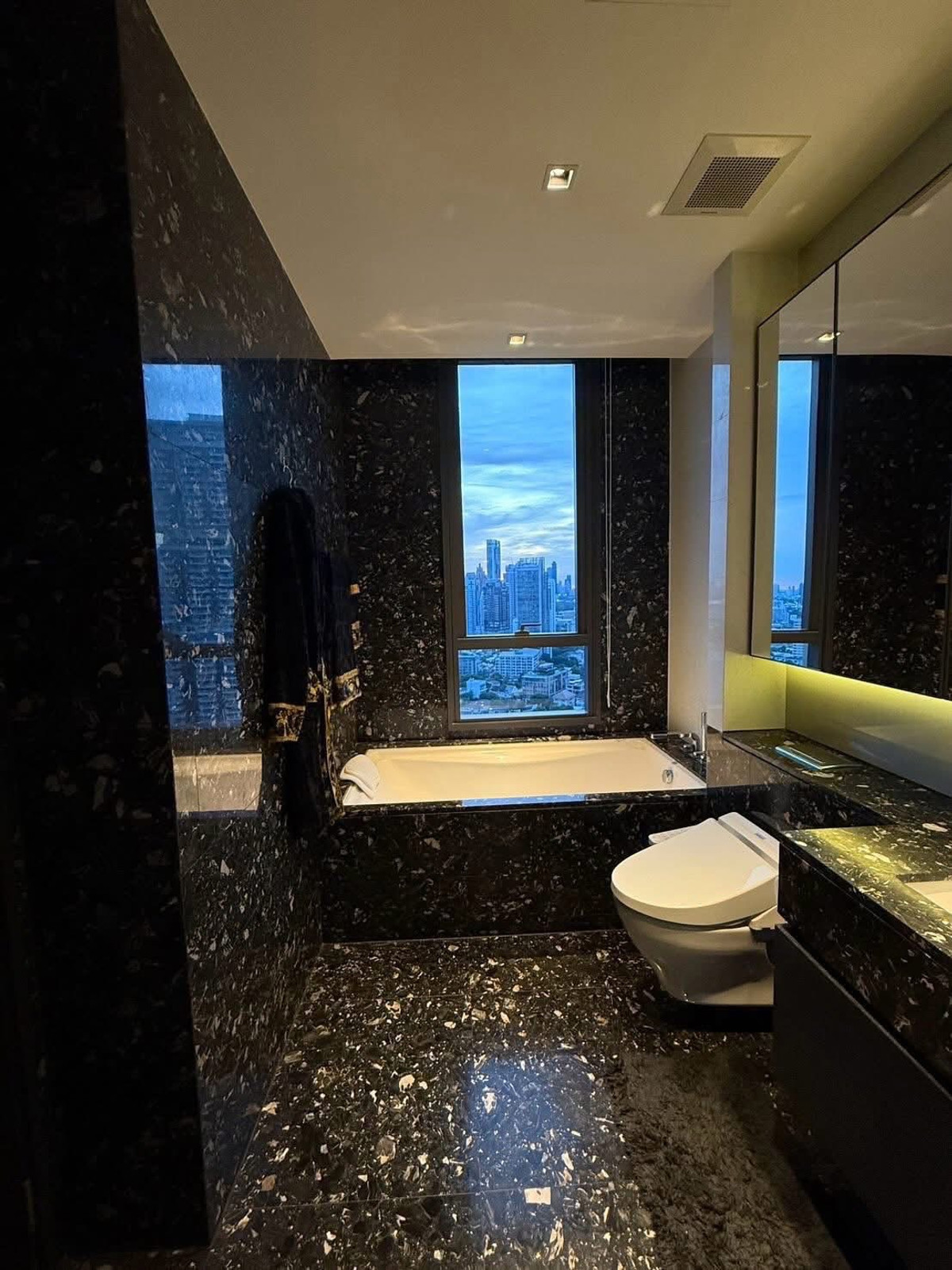 For RentCondoSukhumvit, Asoke, Thonglor : 🌟BEATNIQ Sukhumvit @ 32 🚝 : 200 meters BTS Thonglor 📍conventional parking 💯%🚘