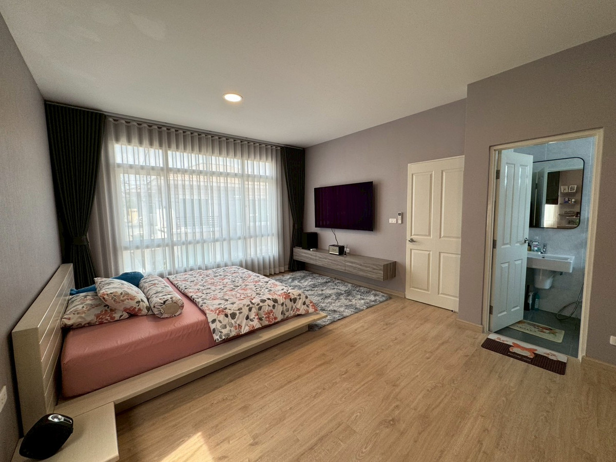 For RentNonthaburi, Bang Yai, Bangbuathong : 💕 Semi-detached house for rent, Q District Westgate project 💕 Beautiful house, ready to move in, complete with functions, suitable for both living and making a home office.