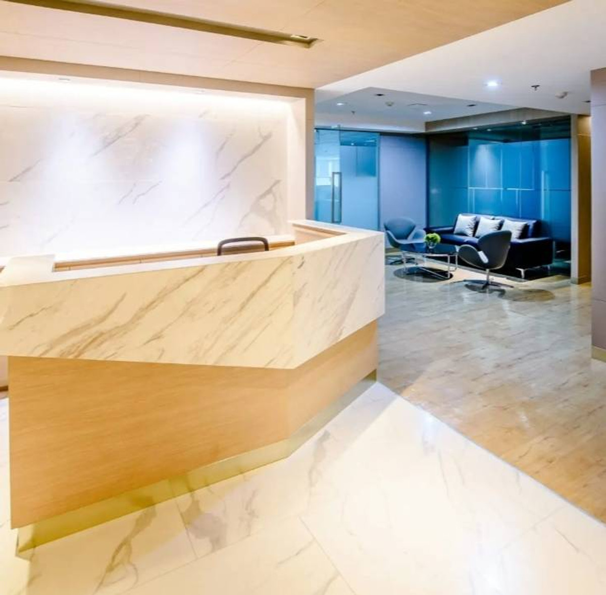 For RentOfficeRatchadapisek, Huaikwang, Suttisan : CW Tower, office building for rent. Next to Ratchadaphisek Road, near The Street Ratchada, decorated area 50 sq m., rent 41,000 baht*/month.