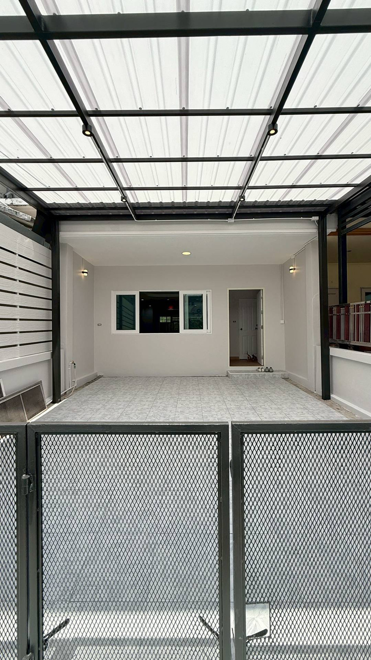 ขายทาวน์โฮมลาดกระบัง สุวรรณภูมิ : ขายด่วน ทฮ 2 ชั้น 3 ห้องนอน รีโนเวทใหม่ทั้งหมด หมู่บ้าน ดิเอ็กคลูซีฟ เฉลิมพระเกียรติ ร.9 ซอย72 ใกล้วงแหวนกาญจนาภิเษก, สนามบินสุวรรณภูมิ (Gant-285)