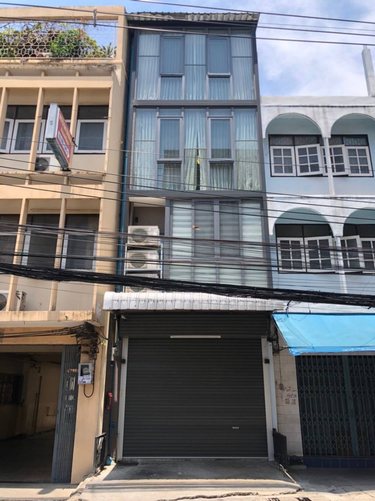 For RentShop HouseWongwianyai, Charoennakor : Commercial building for rent near BTS Krung Thonburi, only 3 minutes.