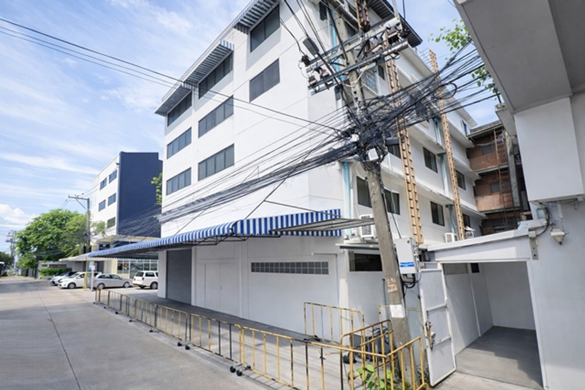 For RentShop HouseRatchadapisek, Huaikwang, Suttisan : 5-story commercial building for rent 2units in Inthamara MRT Sutthisan 490m.5Parking corner Huai Khw